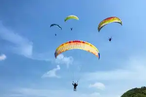 A la espera del estudio de viabilidad para el turismo inaugural de parapente en el monte Gedor, ciudad de Serang