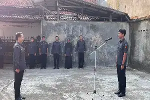 Reunión matutina de la Bawaslu de la Regencia de Tegal: Dedi Kusdiyanto insta al personal a manejar el estrés para un rendimiento óptimo