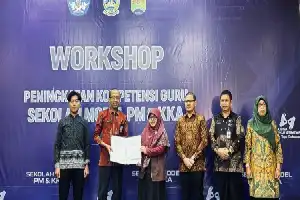 Pioneering a Model School, SLB Negeri Gedangan Equips Dozens of Teachers with AI and Coding Technology