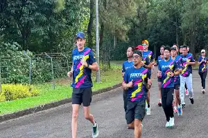 Preservando la zona, la comunidad Sentul City Runners realiza una jornada de plantación de árboles
