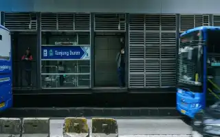 Para impulsar los ingresos no tarifarios, el Gobierno Provincial de DKI abre oportunidades de derechos de denominación en seis paradas de Transjakarta
