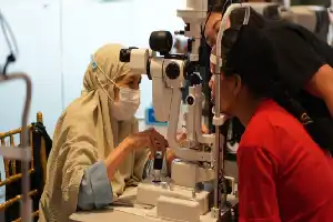 Siloam Hospitals Surabaya проводить безкоштовні операції з видалення катаракти для 86 громадян