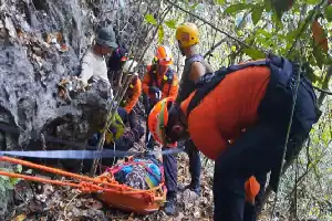 El equipo conjunto de SAR evacua a 6 estudiantes de KKN de la Unhas de la empinada ruta del monte Goa Kalibbong Alloa
