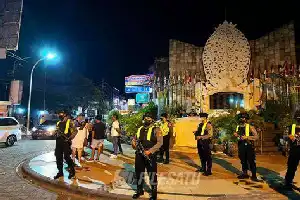 Para garantizar la seguridad de los turistas, la Policía de Kuta Norte intensifica los patrullajes nocturnos en Canggu