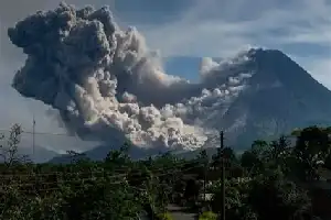 Aktivitas Vulkanik Meningkat, Gunung Semeru Tercatat Erupsi 19 Kali dalam Sehari