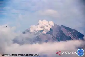 Aumenta la actividad volcánica del monte Semeru: se mantiene el estado de alerta