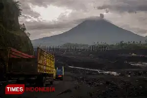 Mount Semeru Erupts Again, PVMBG Raises Alert Level in Hazard Zone