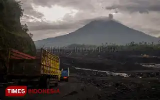 Mount Semeru Erupts Again, PVMBG Raises Alert Level in Hazard Zone