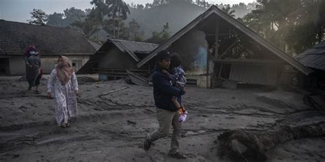 Gunung Semeru Kembali Erupsi, Warga Diminta Patuhi Zona Aman 5 Kilometer