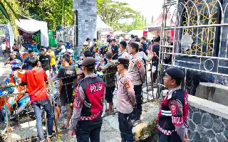 La Policía de Ciamis resguarda estrictamente la clasificación de la carrera de carretera Copa Kapolres, un evento para fomentar el talento automotriz juvenil
