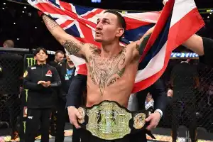 Cedera Lutut Paksa Conor McGregor Tumbang Lebih Awal dari Max Holloway