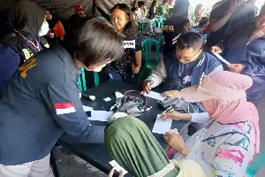 Conmemorando el 80.º Día de Bhayangkara, la Policía de la Ciudad de Malang ofrece servicios de salud gratuitos para cientos de ciudadanos