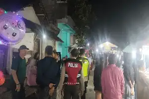 Manteniendo el orden público, la policía de Karangrejo custodia el espectáculo de arte tradicional Jaranan en el pueblo de Bungur