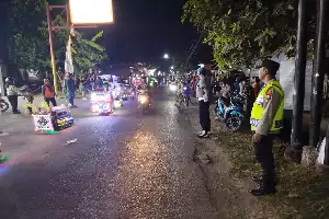 Creatividad detrás del desfile de minicamiones: la Policía de Kedungwaru garantiza la seguridad de la celebración comunitaria