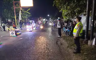 Creativity Behind the Miniature Truck Parade: Kedungwaru Police Ensure Security of Community Celebration