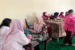 Para aumentar la conciencia médica, KKN Umsida se alía con el Hospital Emma para realizar el programa SEHATI en Sidoarjo