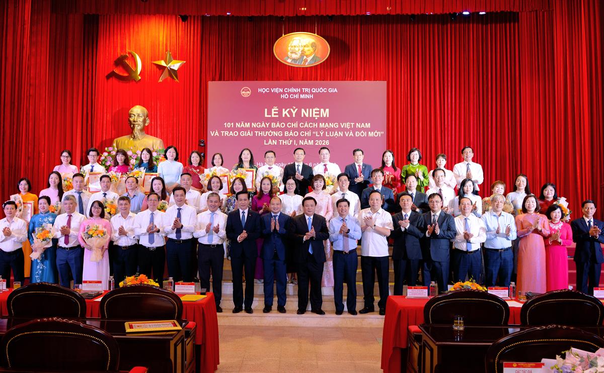 Akademi Ilmu Politik Nasional Ho Chi Minh Gelar Penghargaan Jurnalisme Teori dan Inovasi Perdana