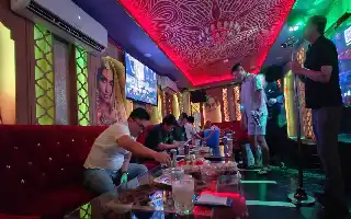 Polémica por el impuesto a la música basado en la superficie del local: los empresarios aguardan claridad regulatoria