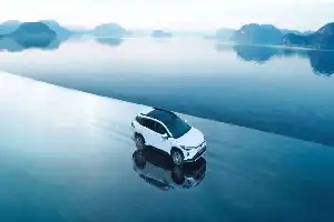 Toyota Corolla Cross пропонує гібридні технології та передові функції безпеки для міської мобільності