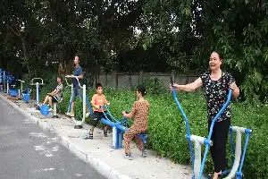 Transformación del Centro Cultural Hoi Thinh: Impulsando el Espíritu Comunitario a Través del Deporte y la Interacción