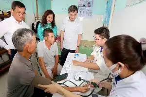 Tingkatkan Aksesibilitas, Ribuan Warga Pegunungan Hue Terima Layanan Kesehatan Gratis