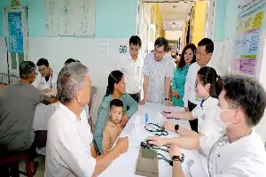 Jóvenes médicos vietnamitas impulsan la transformación de la salud nacional mediante servicios médicos gratuitos