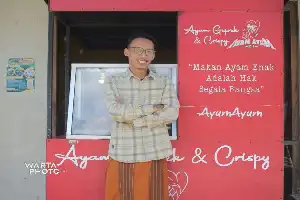 La inspiradora historia de Maulana Luthfi: Tejiendo sueños de educación superior desde un puesto de pollo