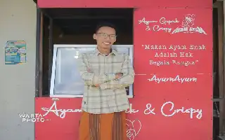 La inspiradora historia de Maulana Luthfi: Tejiendo sueños de educación superior desde un puesto de pollo