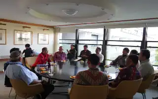Reforzando la red global, el gobernador de Bali explora la colaboración en educación y tecnología en el Reino Unido