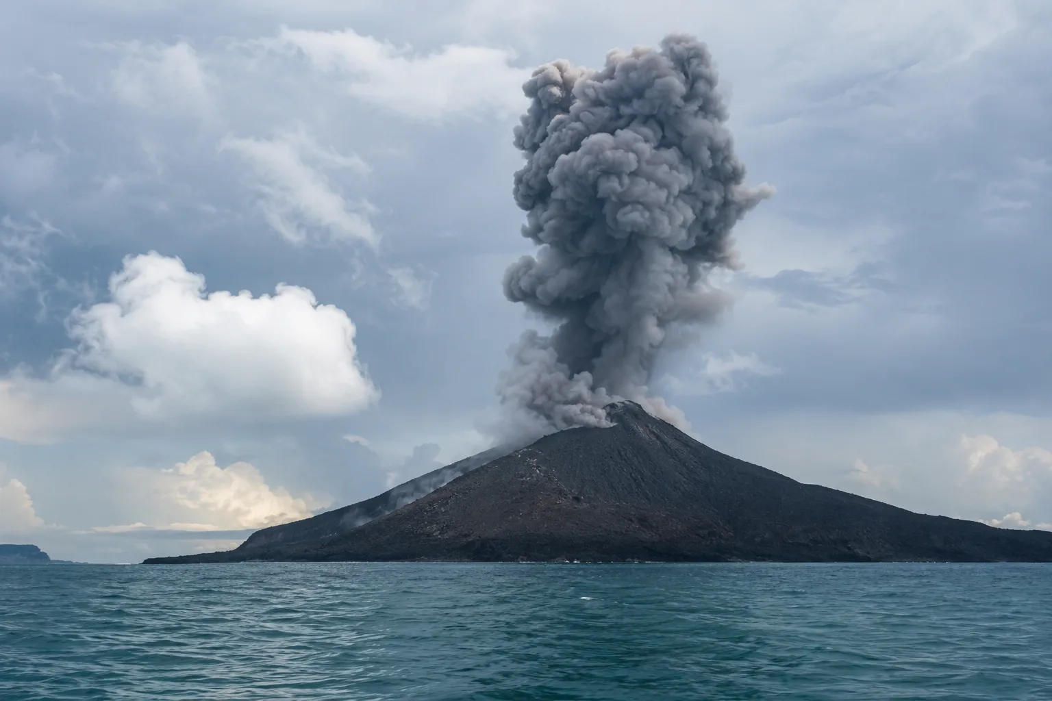 Aktivitas Vulkanik Meningkat, Status Gunung Anak Krakatau Ditetapkan Siaga