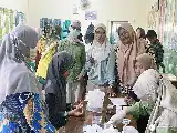 Educación en salud a temprana edad: Decenas de adolescentes en Gombong se realizan pruebas de grupo sanguíneo