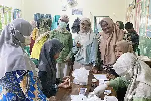 Educación en salud a temprana edad: Decenas de adolescentes en Gombong se realizan pruebas de grupo sanguíneo