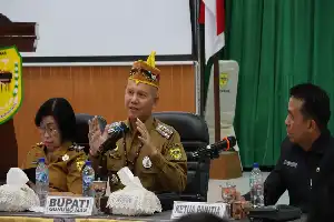 El regente de Gunung Mas enfatiza la preparación temprana para la celebración del 25.º aniversario