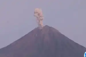 Aumenta la actividad volcánica en el monte Semeru: se detectan siete erupciones en cuatro horas