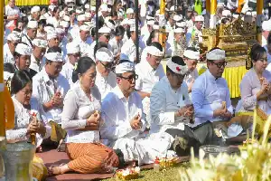 Denpasar Municipal Government Holds Bhakti Penganyar at Mandhara Giri Semeru Agung Temple