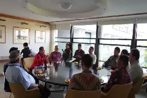 Fortaleciendo las redes globales, el gobernador Koster explora la colaboración en educación y tecnología en el Reino Unido