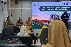 Enhancing Digital Competence, Unusa Trains Hundreds of Surabaya Teachers to Utilize AI in Learning