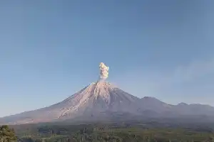 La actividad del monte Semeru está dominada por sismos eruptivos, se mantiene el estado de alerta