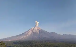 Mount Semeru Activity Dominated by Eruption Earthquakes, Alert Status Maintained