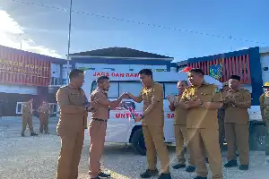 Improving Medical Access, Konawe Islands Regency Government Hands Over New Ambulance for Roko-Roko Health Center