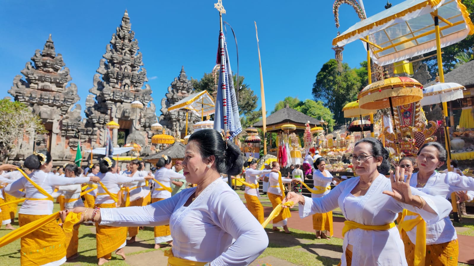 Piodalan Pura Mandara Giri Semeru Agung: Simbol Harmoni Spiritual dan Ekonomi di Kaki Gunung