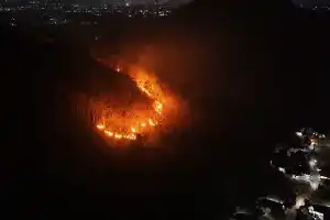 Incendio forestal en el monte Gombak en Ponorogo consume 15 hectáreas; bomberos luchan por extinguir el fuego