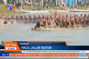 El regente interino Muklisin inaugura el Pacu Jalur del Rayón IV en Gunung Toar, animando el festival cultural de Kuansing