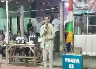Acercándose a los ciudadanos, el miembro del DPRD de Depok, Deny Kartika, compite en el torneo de bádminton de Sawangan