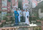 Emulando la lucha de la Dawah de los Wali Songo, la comunidad de MTsN 2 Indramayu y el jefe de la aldea de Singajaya peregrinan a la tumba de Sunan Gunung Jati