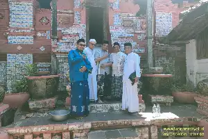 Emulating the Da'wah Struggle of the Wali Songo, the Extended Family of MTsN 2 Indramayu and the Village Head of Singajaya Make a Pilgrimage to the Tomb of Sunan Gunung Jati