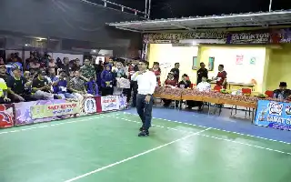 En el marco del 81.º Aniversario de la Independencia de Indonesia, el Alcalde de Tangerang Promueve la Deportividad en el Torneo de Bádminton de Cipondoh