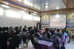 Preservar la originalidad en la era de la IA: estudiantes de UMKU participan en taller de redacción de ensayos