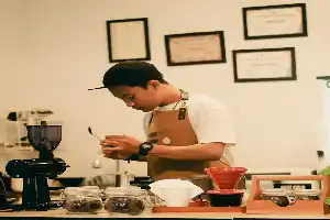 El auge del negocio de las cafeterías en Solo: aporta 20.000 millones de rupias a los ingresos locales en medio de una feroz competencia