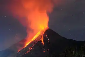 El volcán Karangetang en Sitaro entra en erupción, lanzando lava incandescente hasta los 400 metros